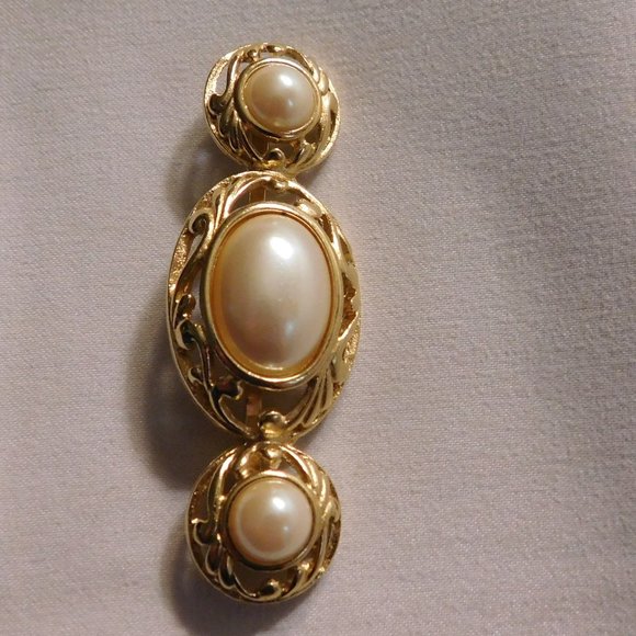 Vintage Richelieu Pearl Gold Tone Brooch - Picture 2 of 5